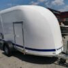 Furgoneta de poliéster Niewiadów con puerta lateral y rampa de carga