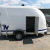 Furgoneta de poliéster Niewiadów con puerta lateral y rampa de carga