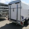 Furgoneta de poliéster Niewiadów con puerta lateral y rampa de carga